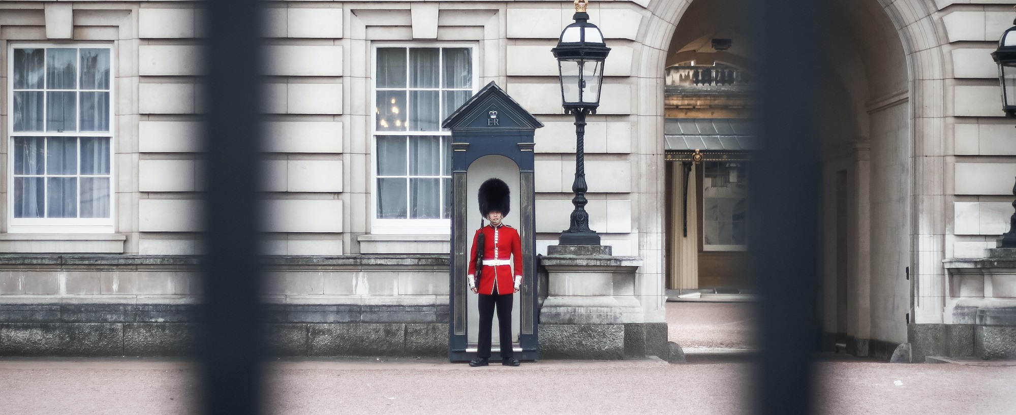 Kings guard stood outside Buckingham Palace 