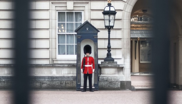 Kings guard stood outside Buckingham Palace 